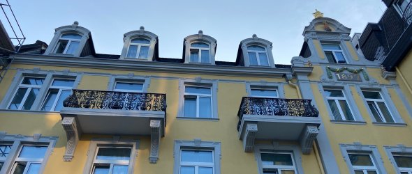 Außenansicht des Hotels Rheinischer Hof im Sommer