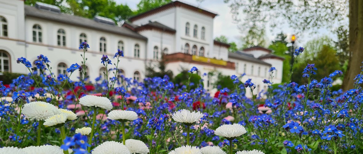 Badehaus im Alten Kurpark im Sommer