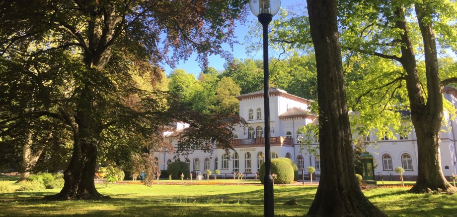 Das Badehaus mit Bäumen und Laterne davor