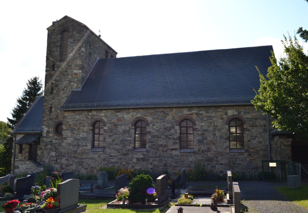 Die Katholische Kirche in Altenhain mit Friedhof davor 