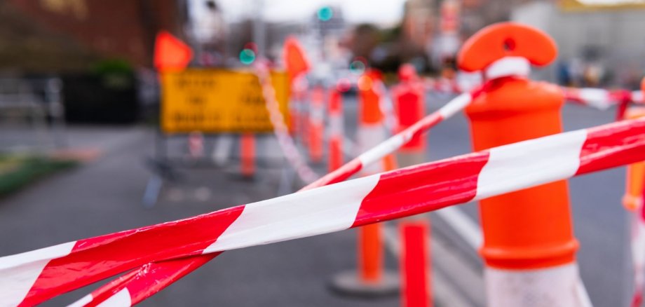 Baustelle mit rot-weißem Absperrband