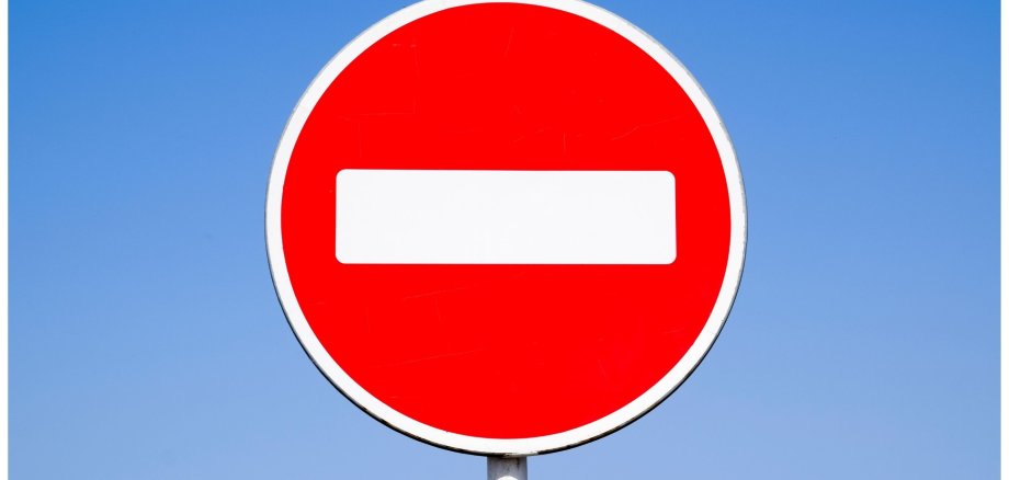Ein rotes Straßenschild mit einem weißen Strich in der Mitte