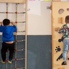 Kinder beim Klettern an der Sprossenwand in der Kita Hübenbusch