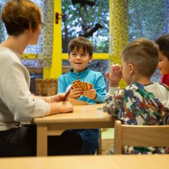 Spielende Kinder und ihre Erzieherin in der Kita Hübenbusch