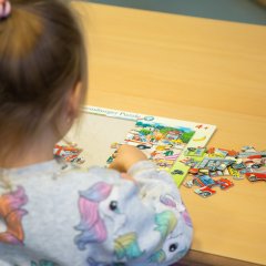 Mädchen mit Puzzle in der Kita Hübenbusch