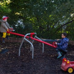 Das Bild zeigt Kinder beim Wippen in der Kita Hübenbusch