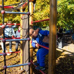 Das Bild zeigt Kinder beim Klettern im Freien in der Kita Hübenbusch