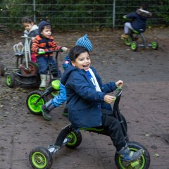 Das Bild zeigt spielende Kinder im Außengelände der Kita Hübenbusch