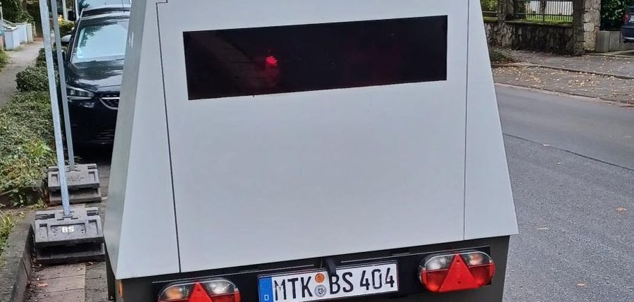 Der Blitztrailer, aufgebaut in der Kronberger Straße