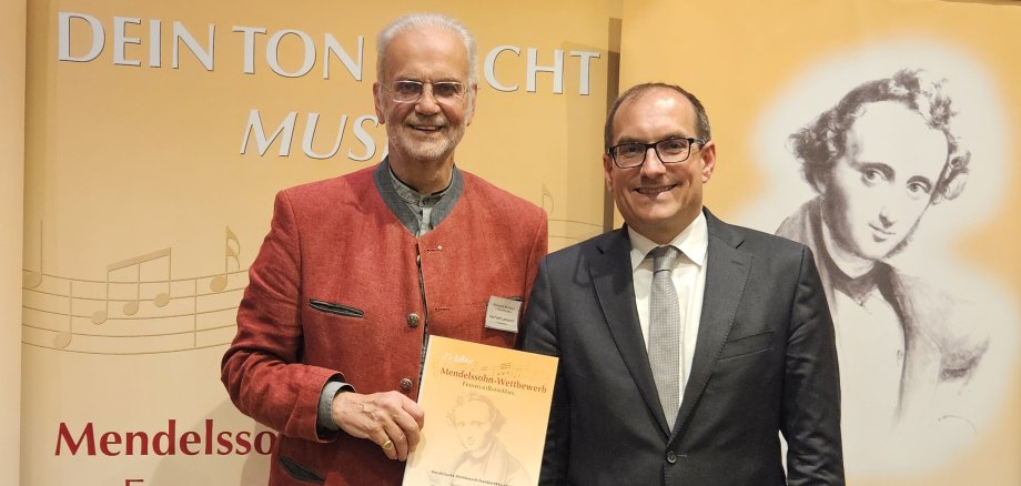 Nils Graf Lambsdorff (links) mit Bürgermeister Dr. Frank Blasch beim letzten Konzert des diesjährigen Mendelssohn-Wettbewerbs. 