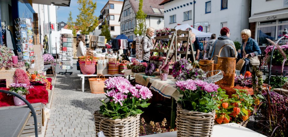 Bunte Stände beim Neuenhainer Herbstmarkt