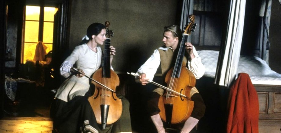 Zwei Musiker spielen Cello