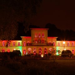 Das beleuchtete Badehaus auf dem Sommernachtsfest