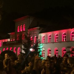 Das rot beleuchtete Badehaus während des Sommernachtsfestes in Bad Soden am Taunus