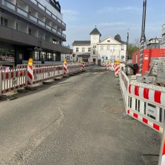 Die Straße am Bahnhof: Die Bauarbeiten für die Sanierung laufen